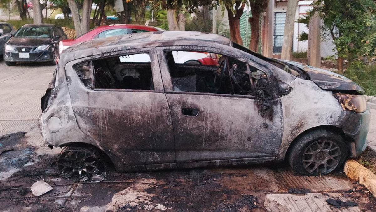 Un Chevrolet Beat quedó completamente calcinado tras el incendio. | Especial