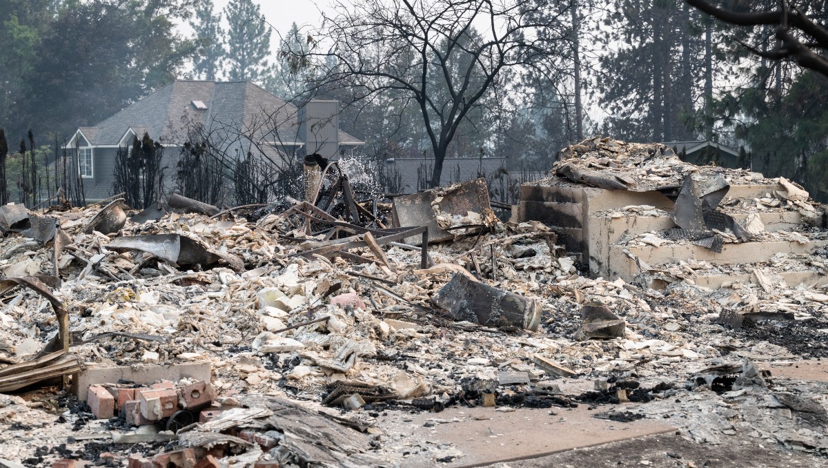 Decenas de viviendas resultaron afectadas por el fuego que ha quemado 3 mil 248 hectáreas | Foto: AFP