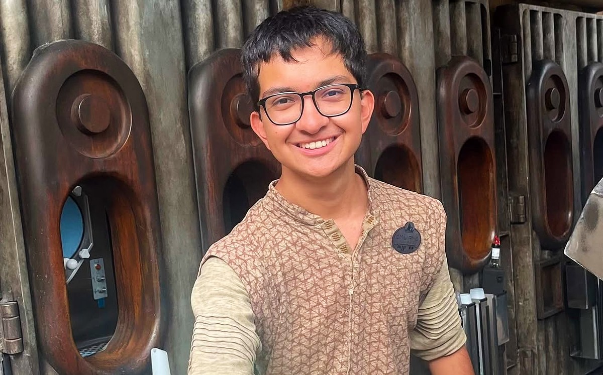 Emiliano Bernal trabajando en ''Star Wars: Galaxy's Edge'' | Vía IG: Disney Programs