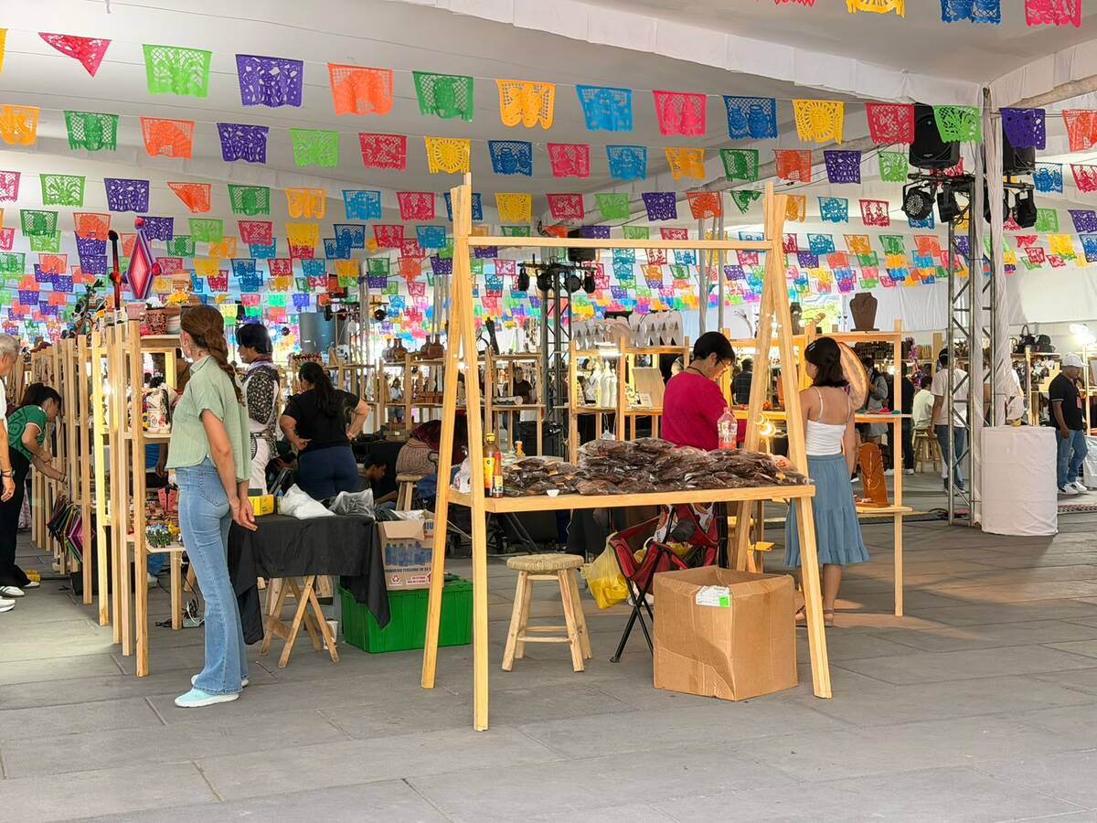 Feria Corazón de Artesanos en la Plaza Liberación. (Roberto Hurtado)