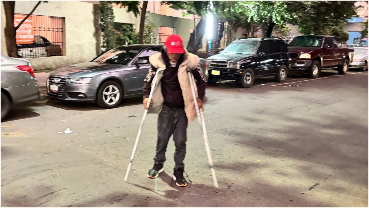 Hombre con discapacidad presuntamente robando accesorios de un automóvil en Azcapotzalco | Especial
