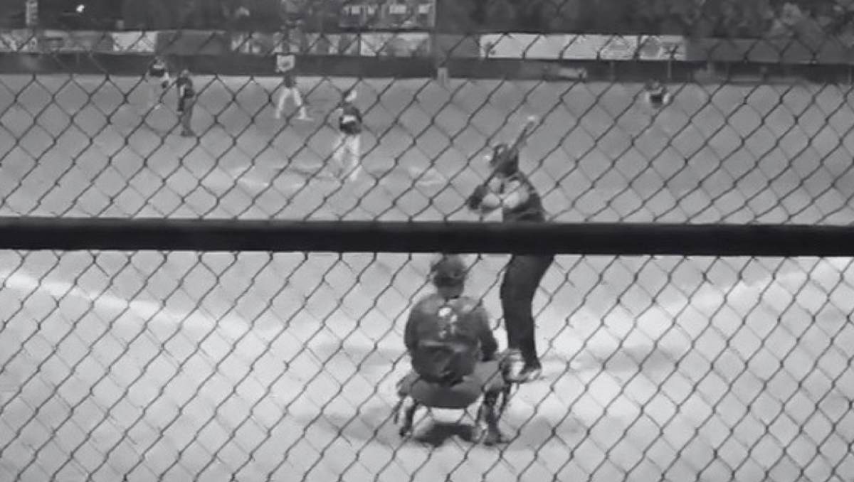 Jugadores y asistentes buscaron resguardarse tras escuchar detonaciones durante el partido. | Especial