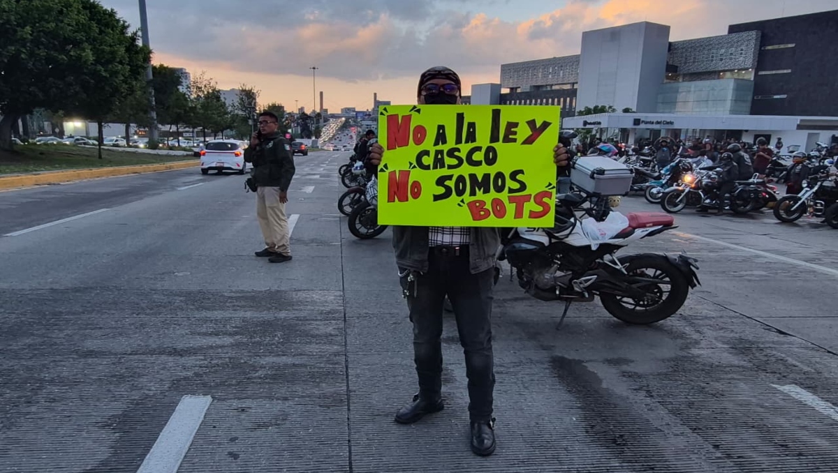 Motociclistas en Puebla se manifiestan contra Ley Casco | David Meléndez