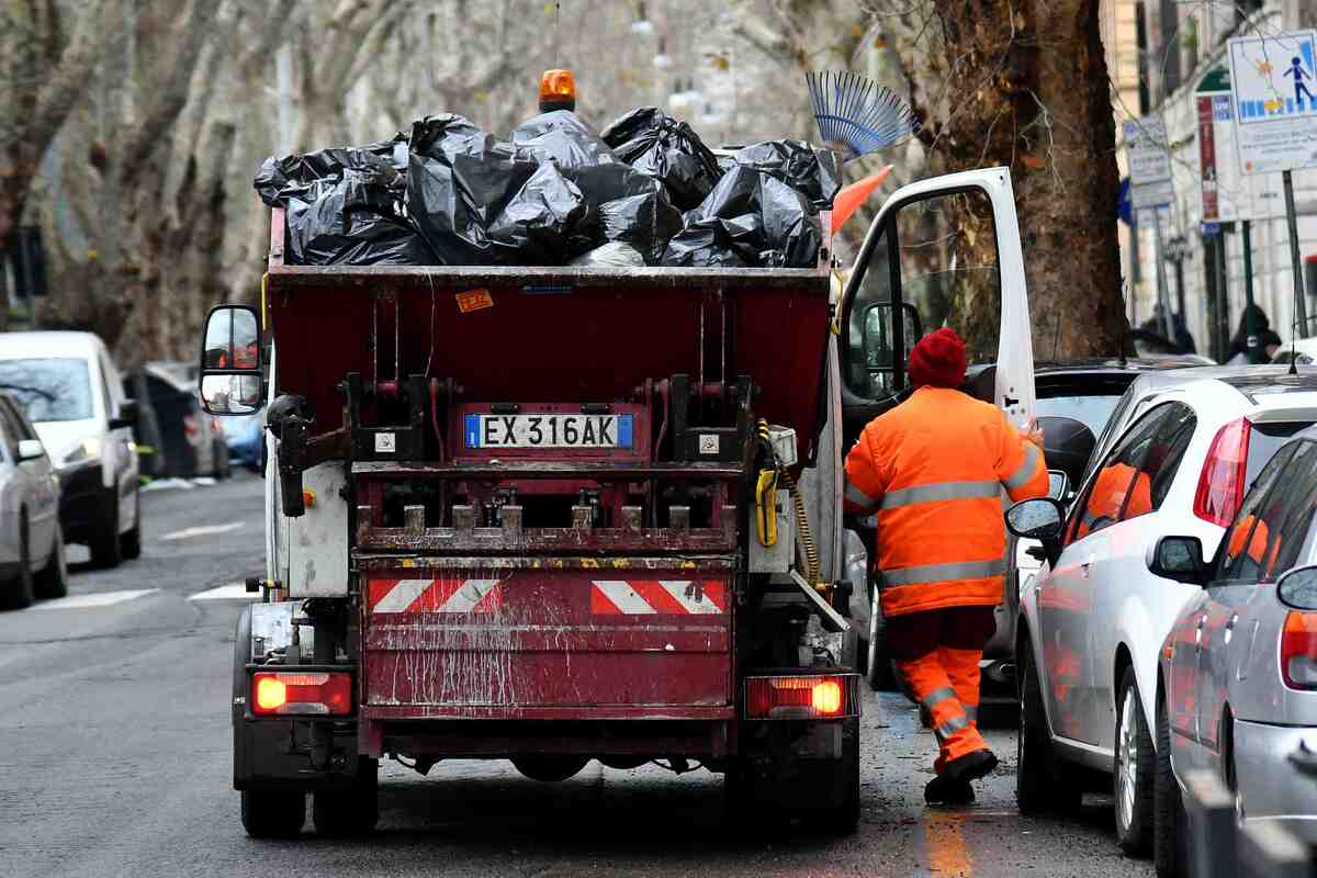 Los trabajadores buscaron durante más de un día, encontrando varios boletos y restos de cupones. | AFP