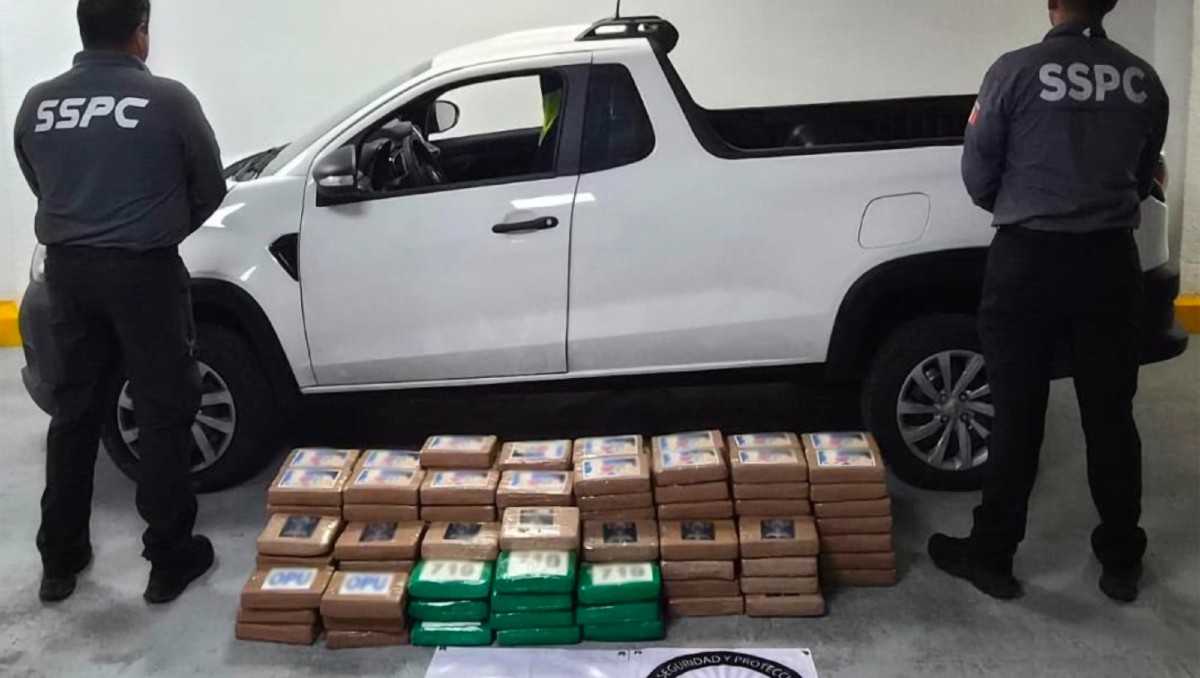 El vehículo tenía modificaciones en la carrocería para ocultar 217 kilos de cocaína. | Foto: SSPC