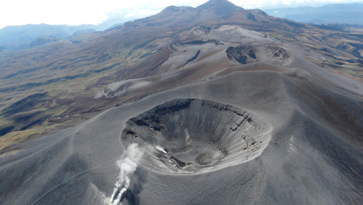 Volcán Puracé el cual el SGC elevó este sábado su estado de alerta de amarilla a naranja. | EFE