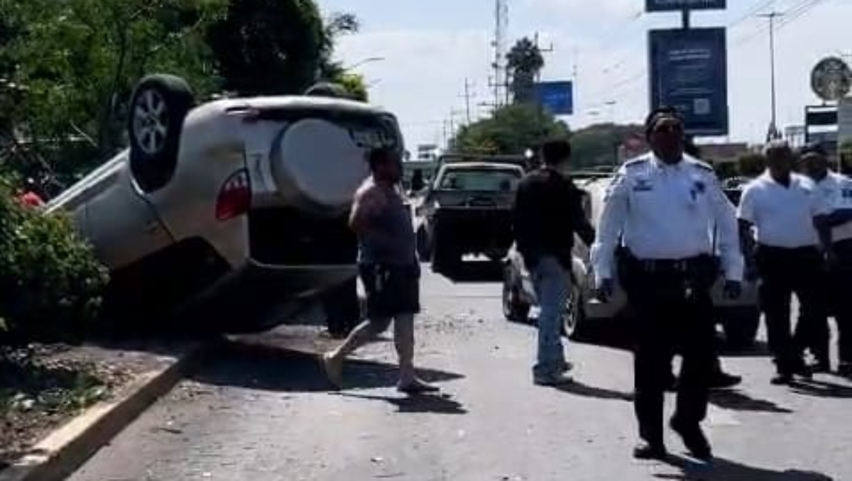 Vuelca camioneta tras choque afuera de centro comercial en Tehuacán | Especial