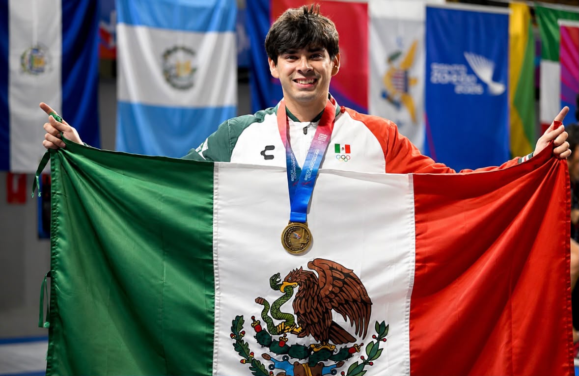 Brandon Alan Romo Beltrán celebra la medalla de oro obtenida en esgrima durante los Juegos Centroamericanos y del Caribe Santo Domingo 2026.