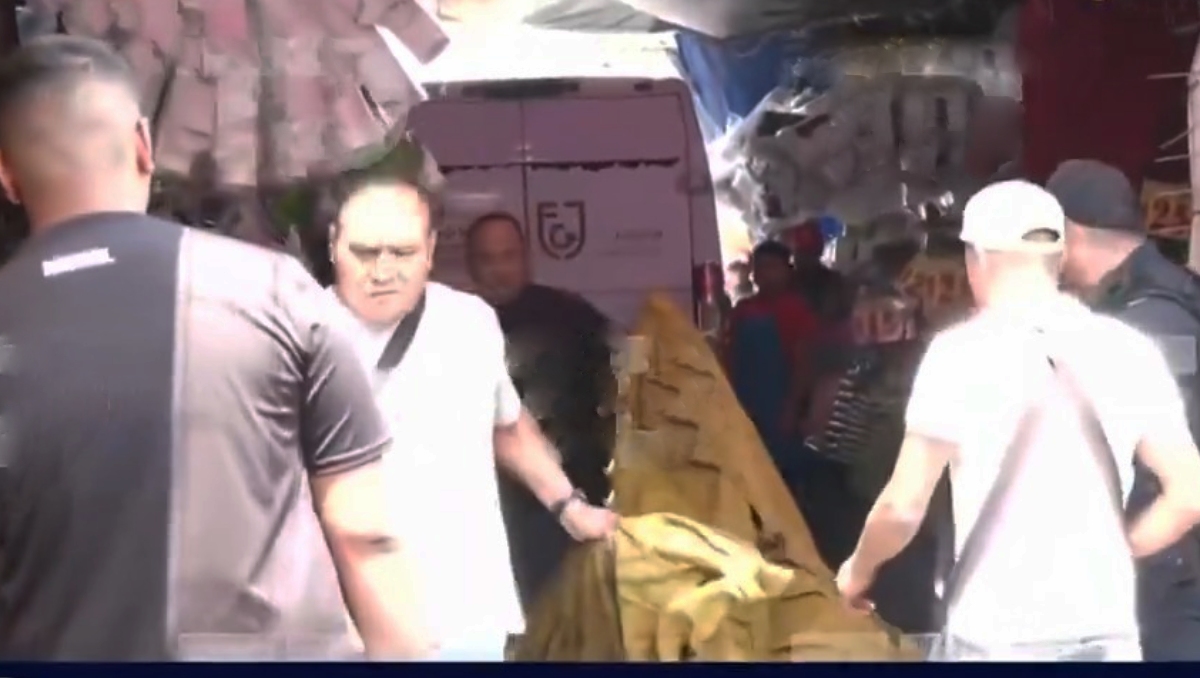 Comerciantes ayudaron a tapar el traslado del cuerpo a una camioneta de las Fiscalía capitalina. | Especial