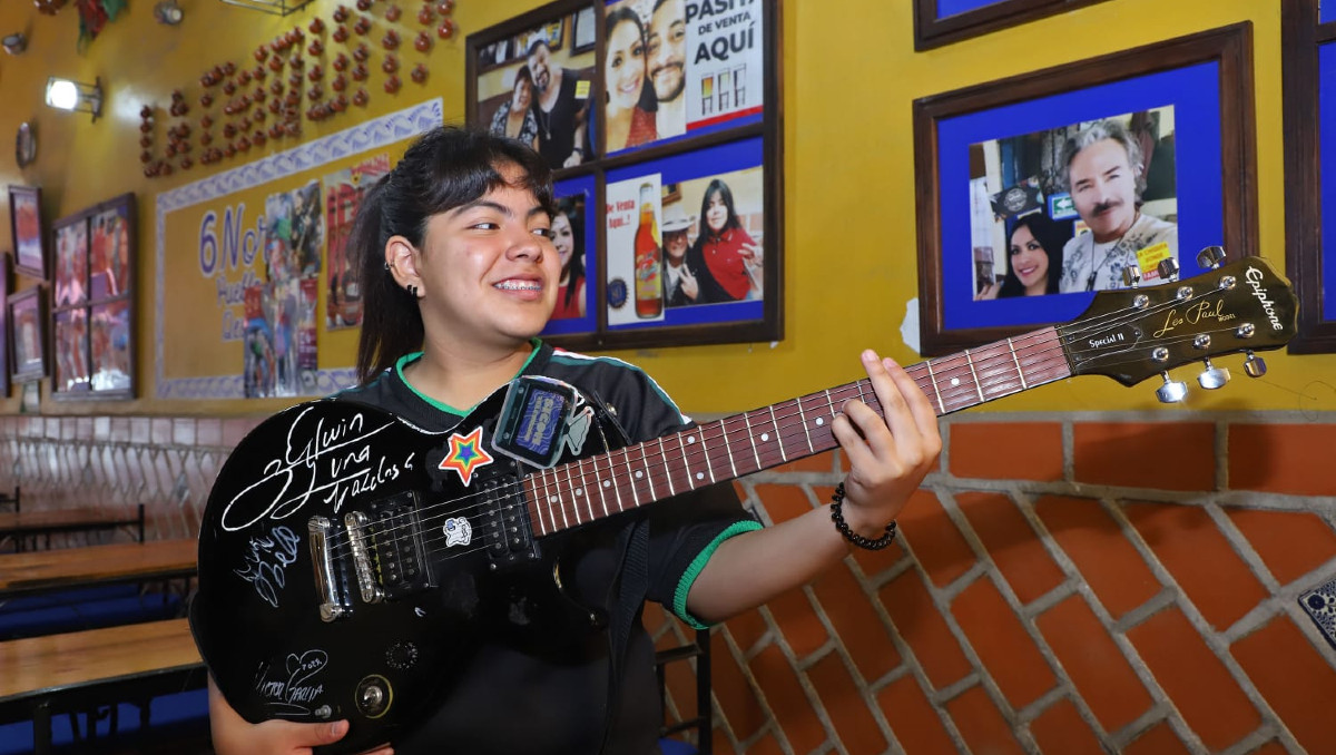 Danna Paola Escamilla Campos, la guitarrista poblana que busca llegar a los escenarios | Melanie Torres