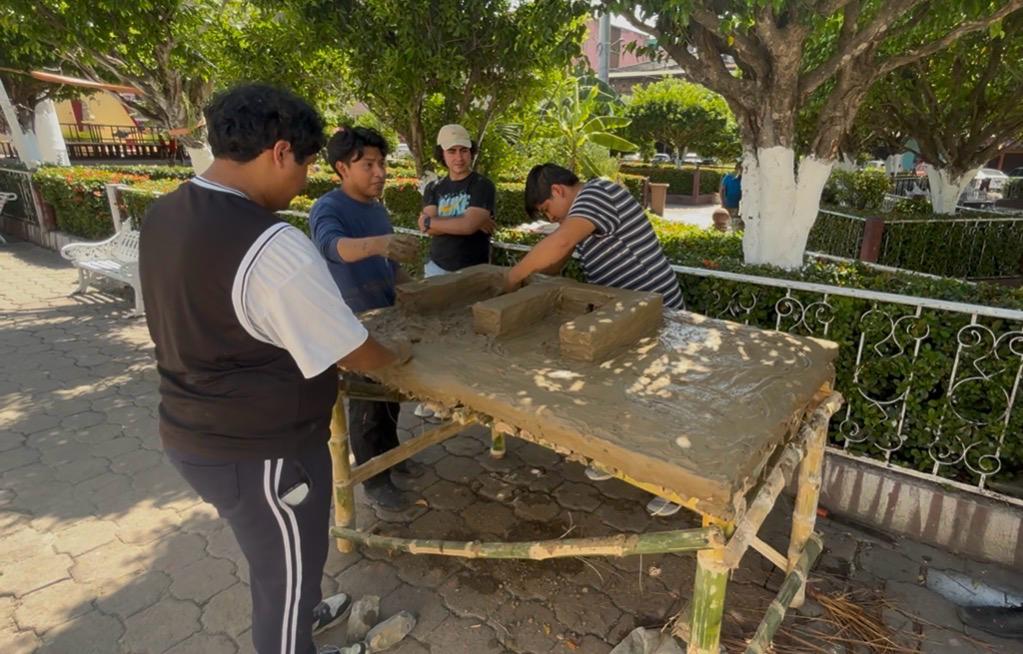 Elaboración de hornillas de barro para el Festival “Tlajtoli 2026”. (Wendy Salazar)