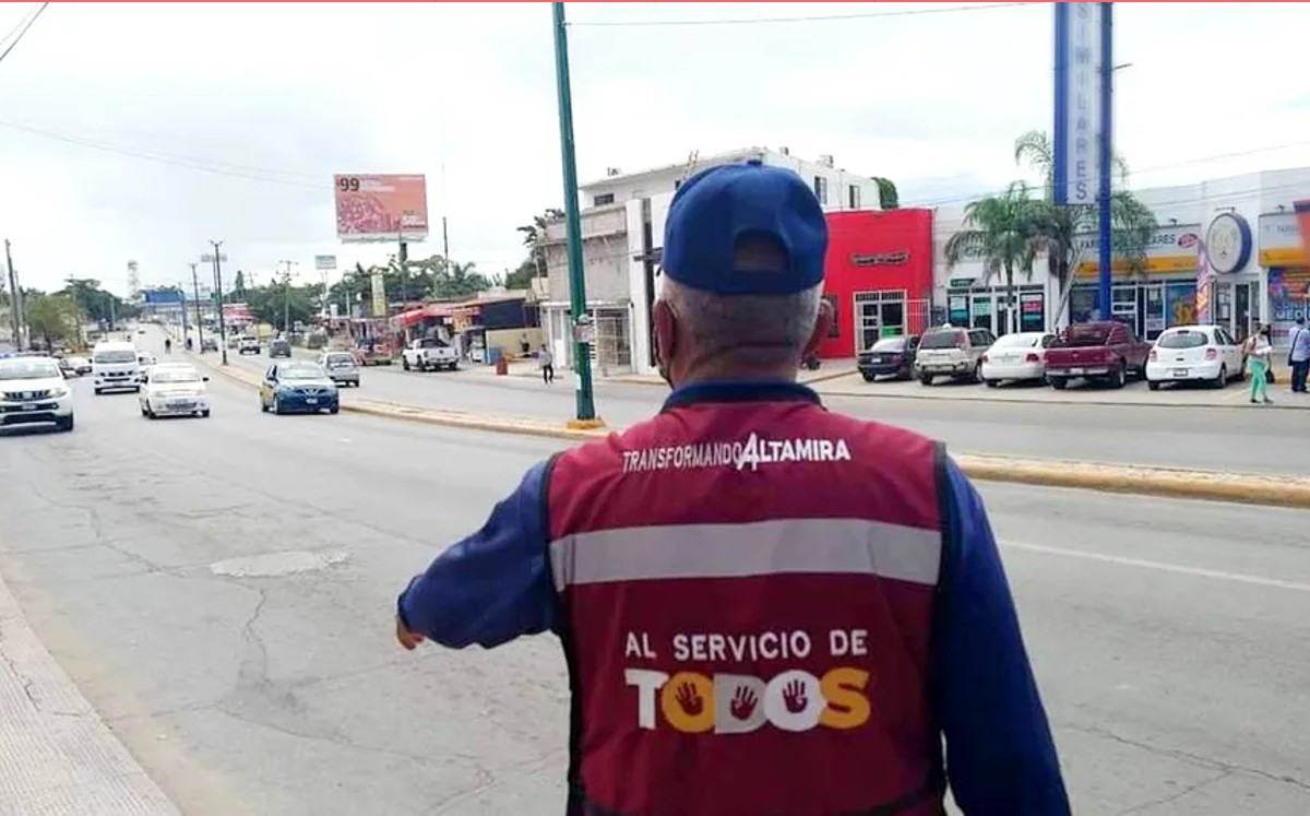 Elementos de tránsito en Altamira buscarán sancionar con multas a quienes no respeten las banquetas. | Archivo
