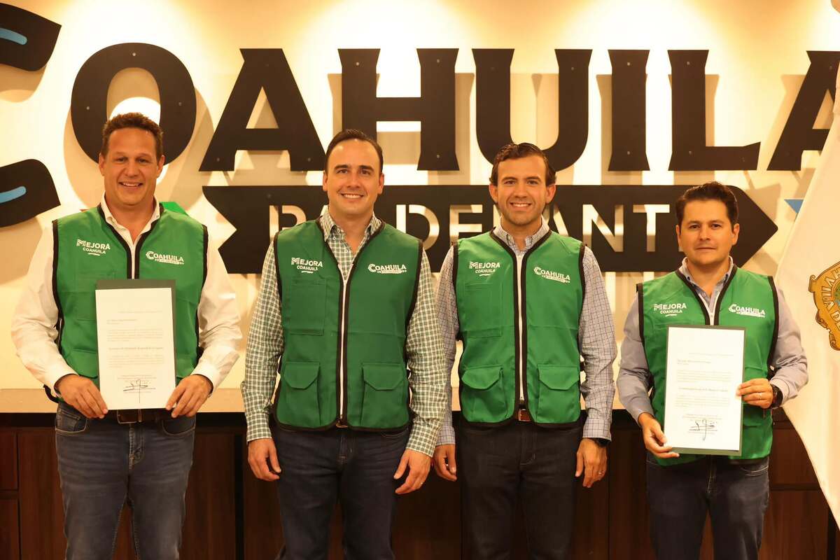 Entregan nombramientos de la Secretaría de Desarrollo Regional de La Laguna y de Mejora Coahuila. (Cortesía: FB: Manolo Jiménez Salinas﻿)
