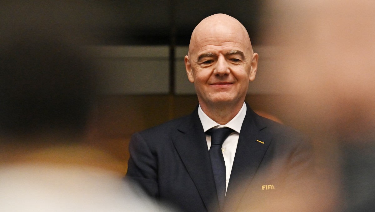 FIFA pide disculpas por el plan de privatizar el futbol, pero respalda a Gianni Infantino (Reuters)