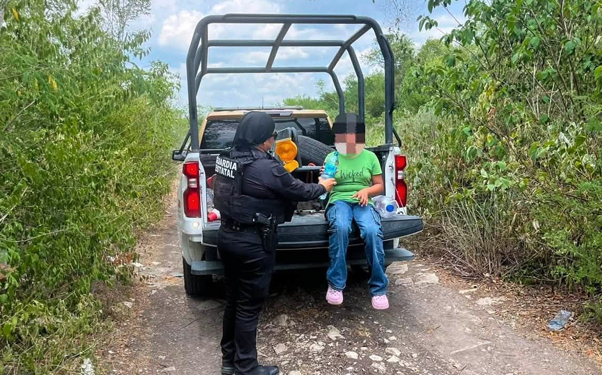 Guardia Estatal resguarda a menor localizada en carretera de Casas. | Vía FB.- Secretaría de Seguridad Pública Tamaulipas
