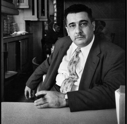 Hernández dice que la obra del escritor cubano "cuestiona los fundamentos de la historia de los estilos". (Ediciones Era. Jesse A. Fernández, 1956)