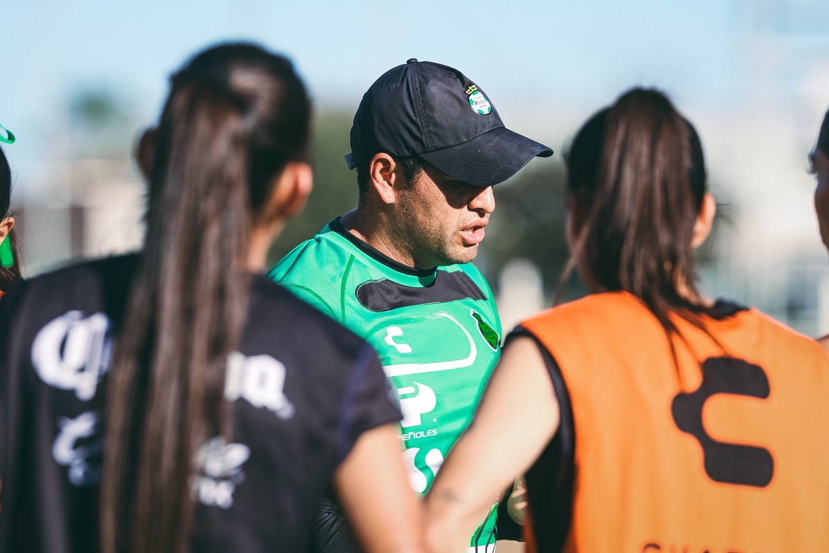 Jhonathan Lazcano, DT de Santos Femenil. | Foto: Club Santos Femenil