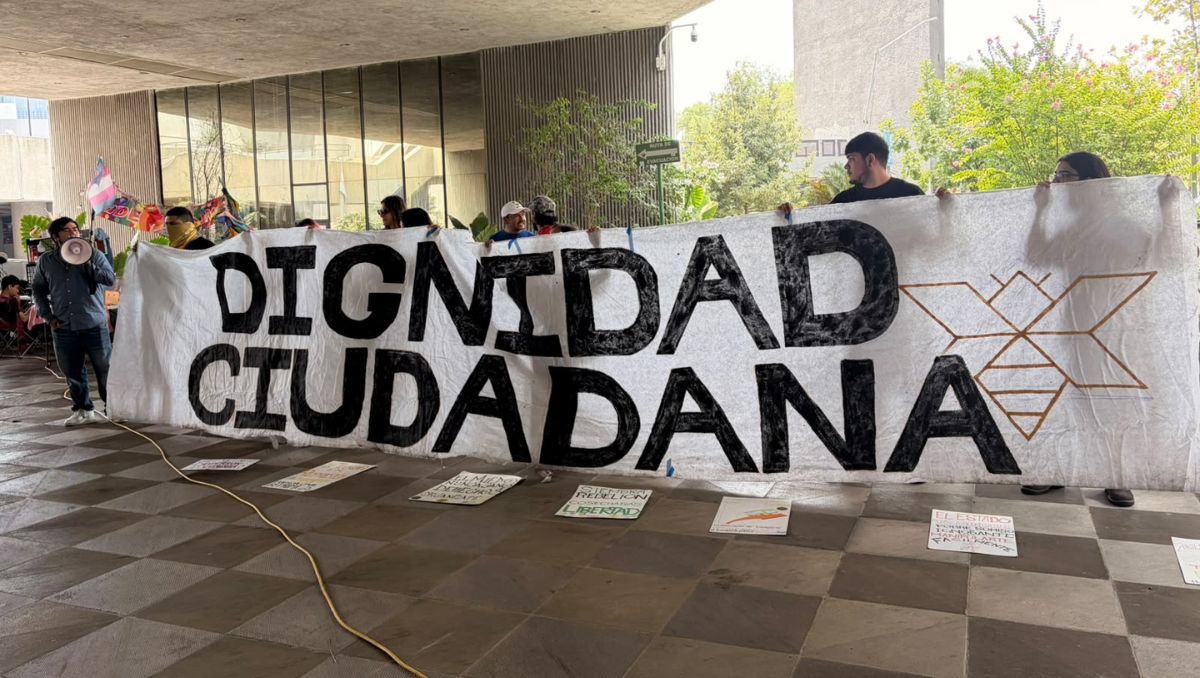Luis Castillo, vocero de los quejosos, entregaron firmas para intentar dar el revés a las actualizaciones tarifarias. Kevin Recio