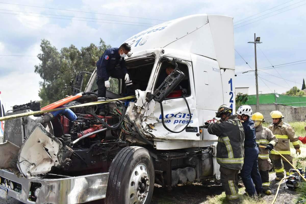 Después de varios minutos los rescatistas lograron extraer al conductor. (Cortesía)