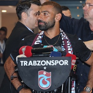 Mohamed Salah aterrizó en Turquía para ser nuevo jugador del Trabzonspor; se espera que firme un contrato por dos temporadas.