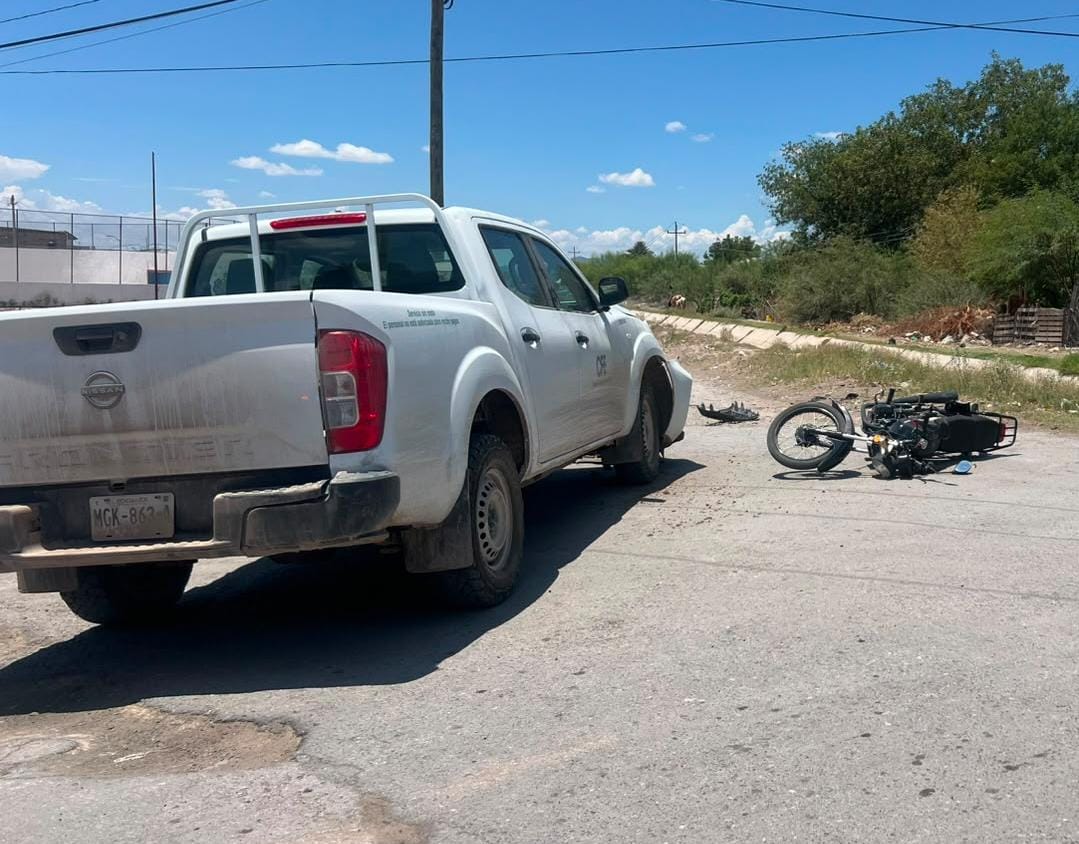 Motociclista lesionado tras choque con camioneta de CFE en San Pedro. | Milenio Policía.