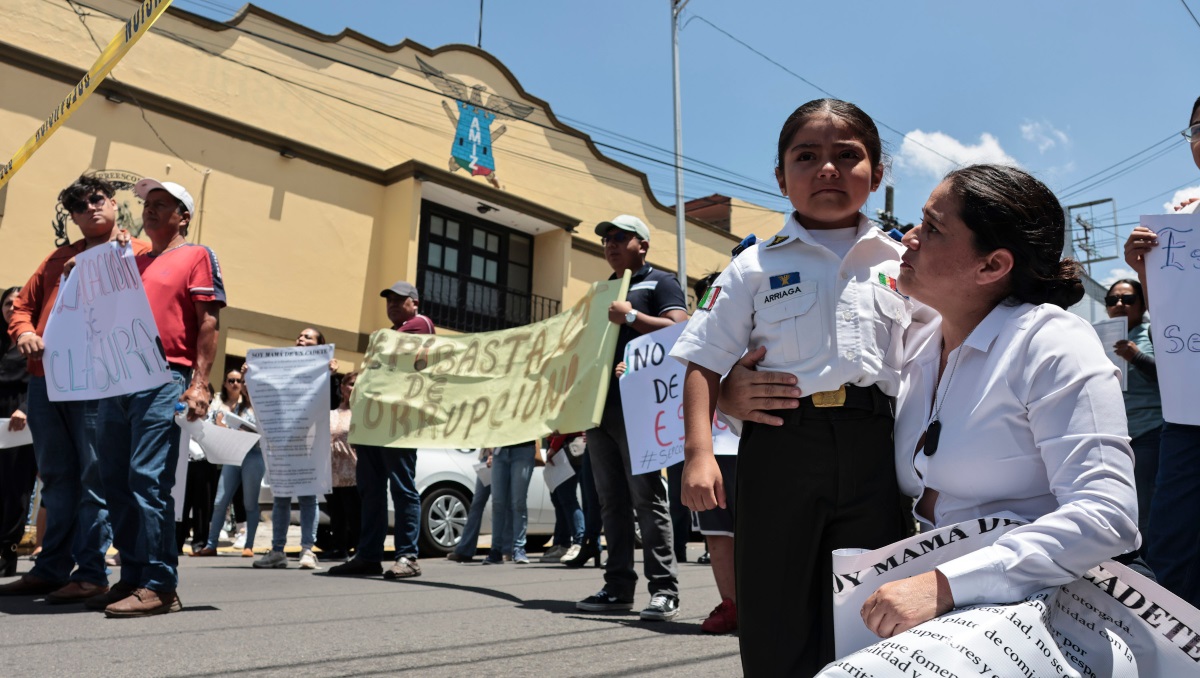 Protestan contra cierre de academia militarizada en Puebla | EsImagen