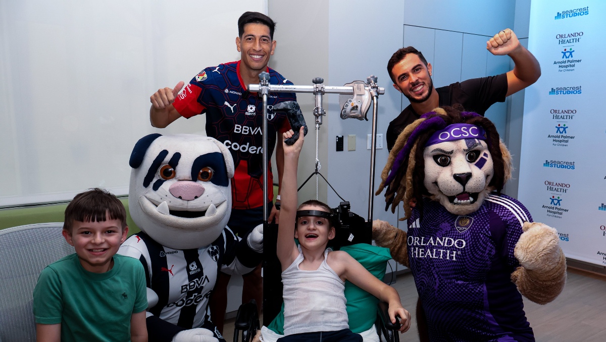 Rayados visitan a niñas y niños en un hospital de Orlando (X @WeAreRayados)