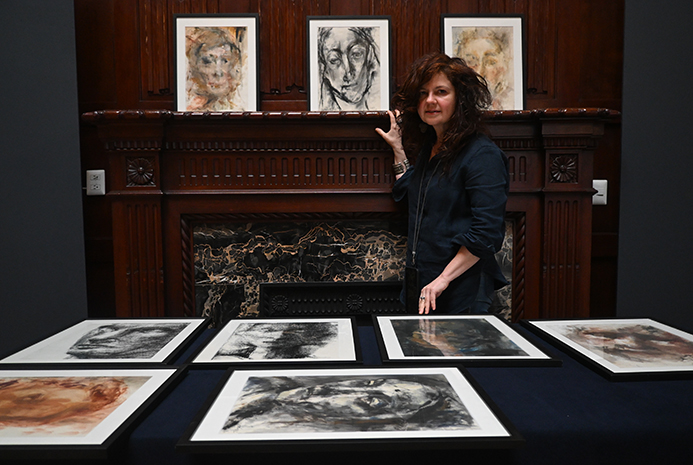 “Son rostros, dibujos al carboncillo y pinturas al óleo sobre papel, todos en pequeño formato", dice la artista sobre las obras. (Daniel Augusto)