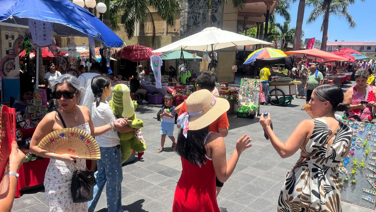 Turistas abarrotan el centro histórico de Tampico. (Yazmín Sánchez)
