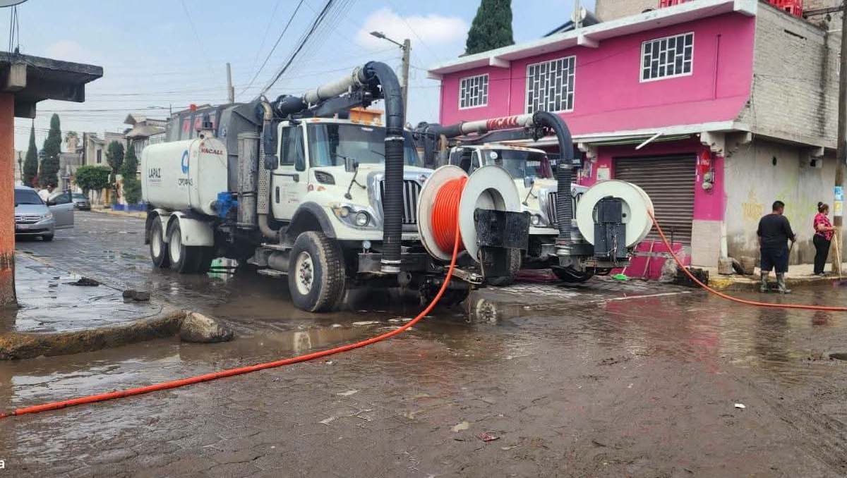 Utilizaron camiones tipo vactor para desazolvar las redes y reducir el nivel de la inundación. | Foto: PC Los Reyes La Paz