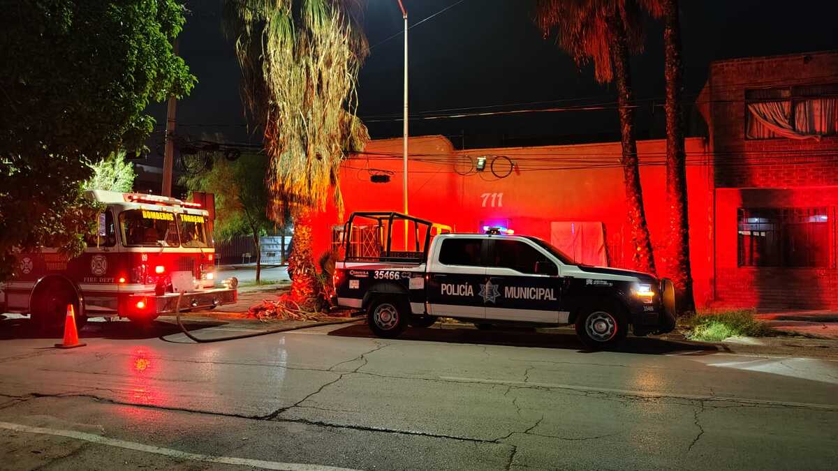 Fueron los vecinos de la avenida Abasolo y Treviño quienes vieron salir humo de la casa y llamaron a emergencias. | Alejandro Escobedo