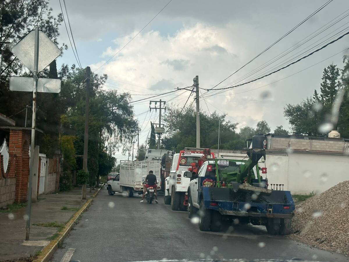Aseguran camionetas huachocoleras y bidones, tras cateo. (Especial)