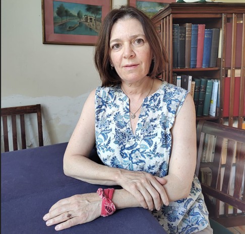 La autora presentará 'Esos huesos bajo la ceiba' en la librería Un Lugar de la Mancha. (Cortesía)