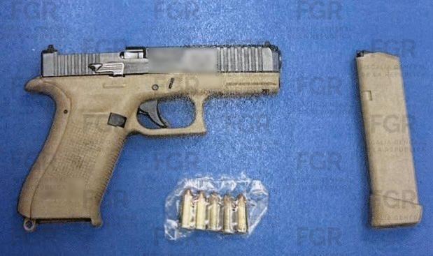 El caso fue turnado a la FGR por posible portación de arma de fuego de uso exclusivo de las Fuerzas Armadas. (Cortesía: FGR)