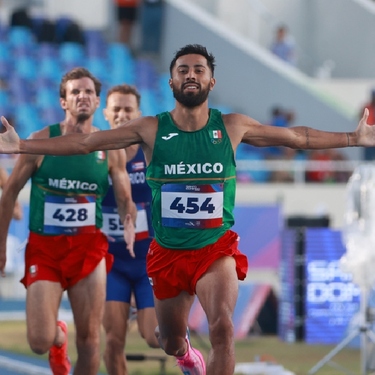 Eduardo Herrera, atleta mexicano, se llevó la presea dorada en la prueba de 1500 metros planos de Santo Domingo 2026.