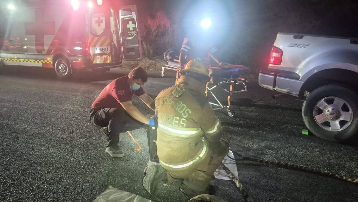 Elementos de Bomberos Linares utilizaron equipo hidráulico para realizar las maniobras de rescate. Foto: Édgar Plata