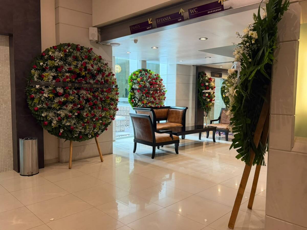 Familiares y amigos acudieron a la funeraria para despedirse de César Gastelúm | Especial