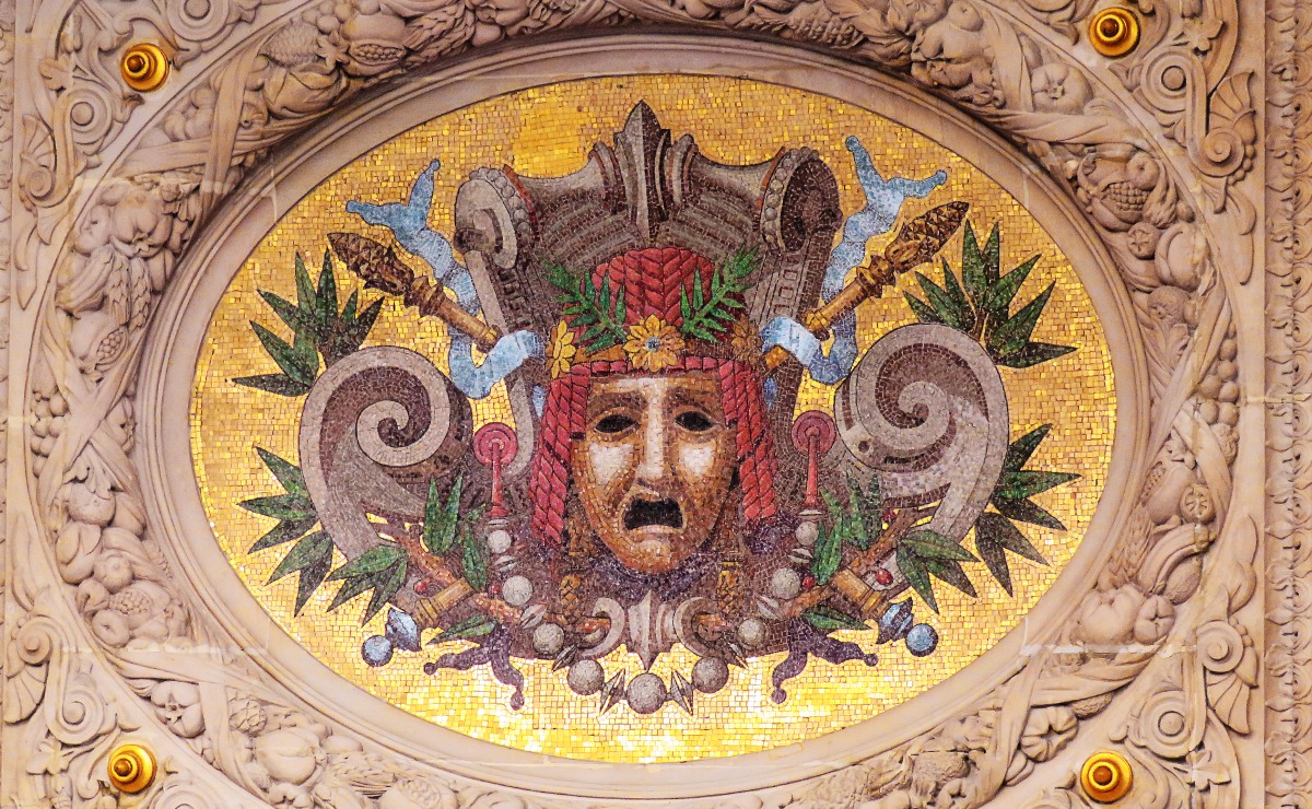 Máscara griega de la tragedia en la fachada principal de la Ópera de París. (Wikimedia Commons)
