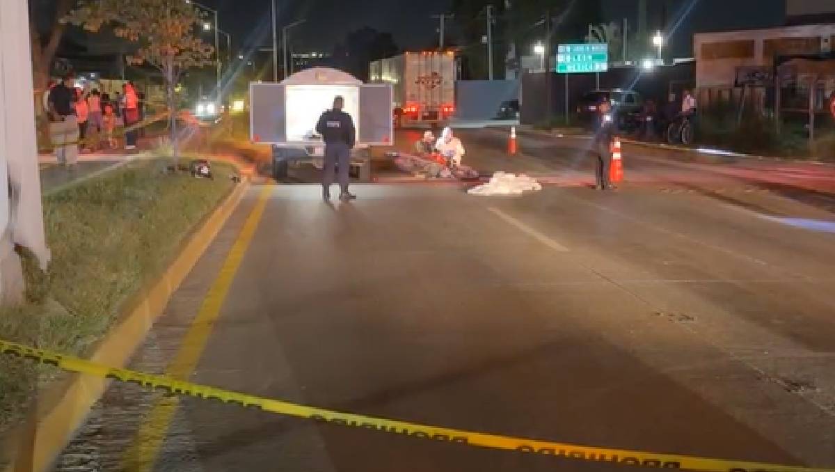 El personal del Servicio Médico Forense acudió al lugar del accidente para levantar el cuerpo del motociclista | Redes sociales