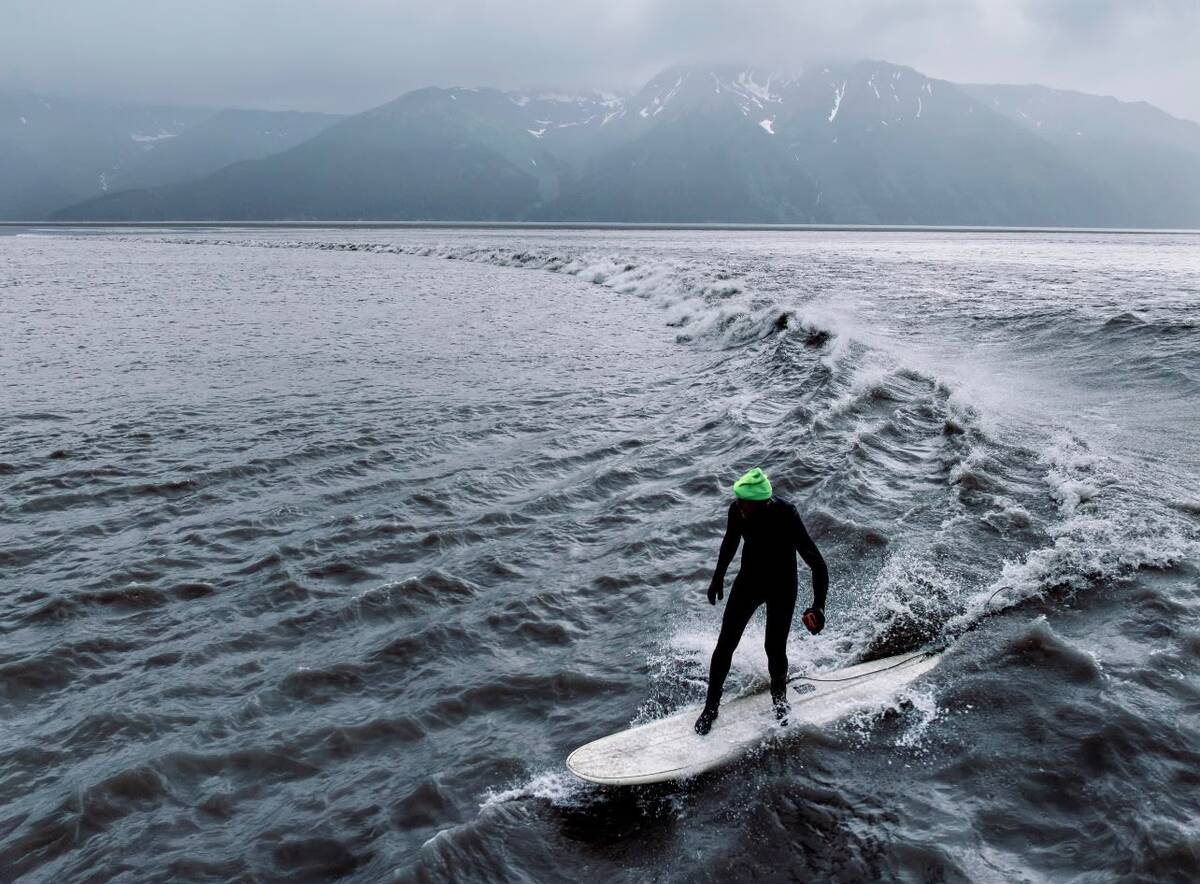 Pete Beachy surfea en la ola de Turnagain Arm, cerca de Girdwood, Alaska. | The New York Times