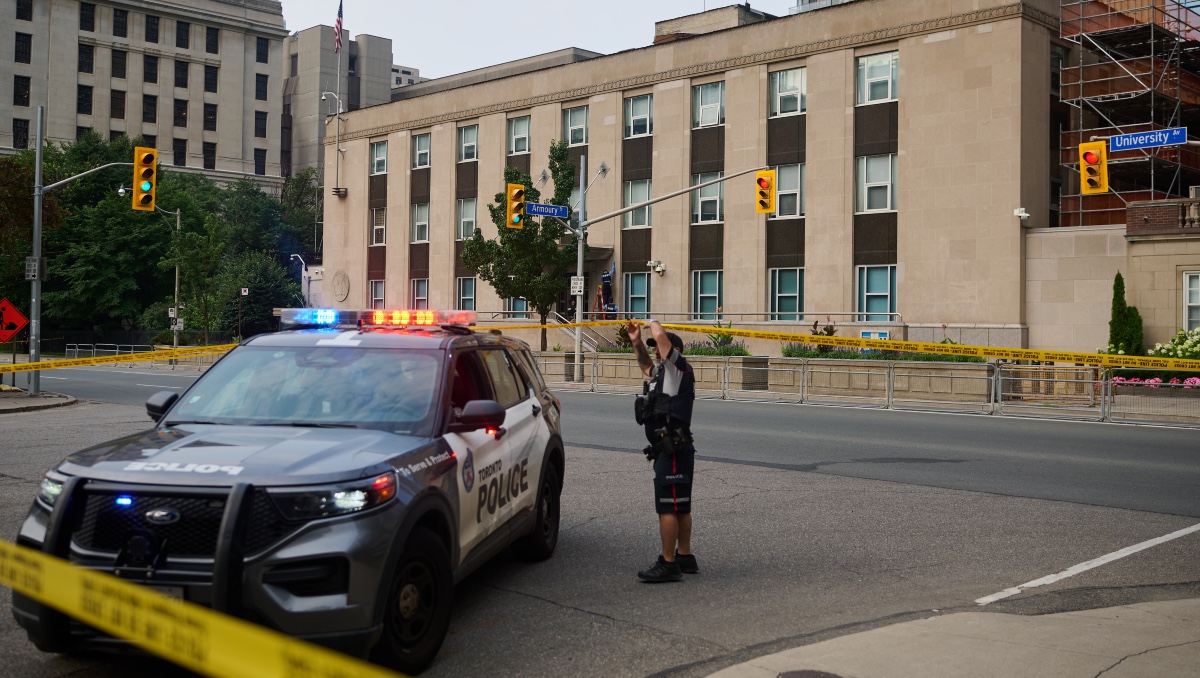 La presencia policial cerca del consulado estadounidense en Toronto. | AP