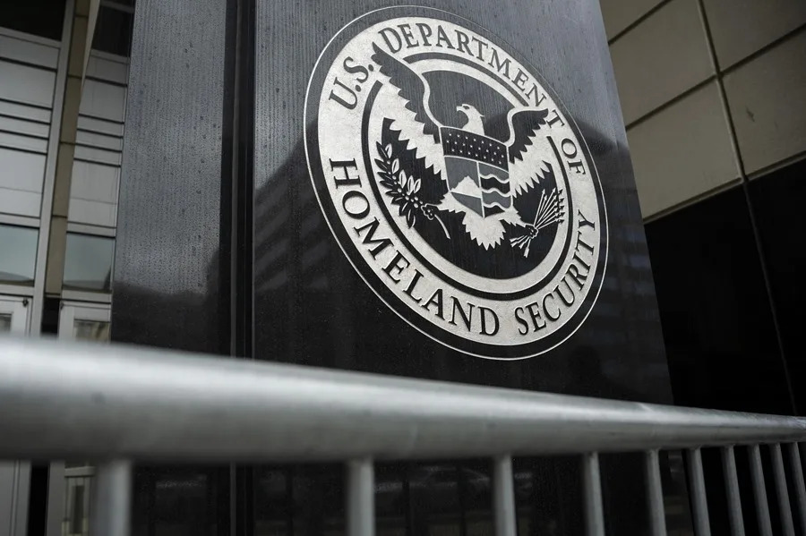 Trump planea contratar a una compañía privada para localizar a deudores en México, Guatemala y Honduras. | Foto: EFE