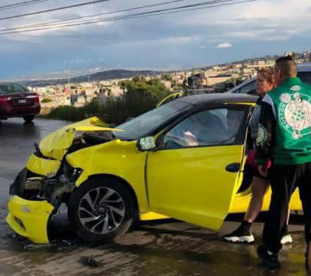 Un vehículo Honda fue de los más dañados durante el accidente. (Especial)