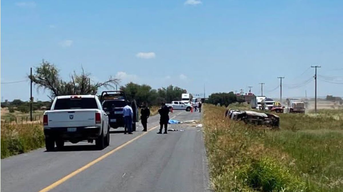 El vehículo volcó hasta quedar recostado sobre uno de sus lados a un costado de la carretera. | Redes Sociales