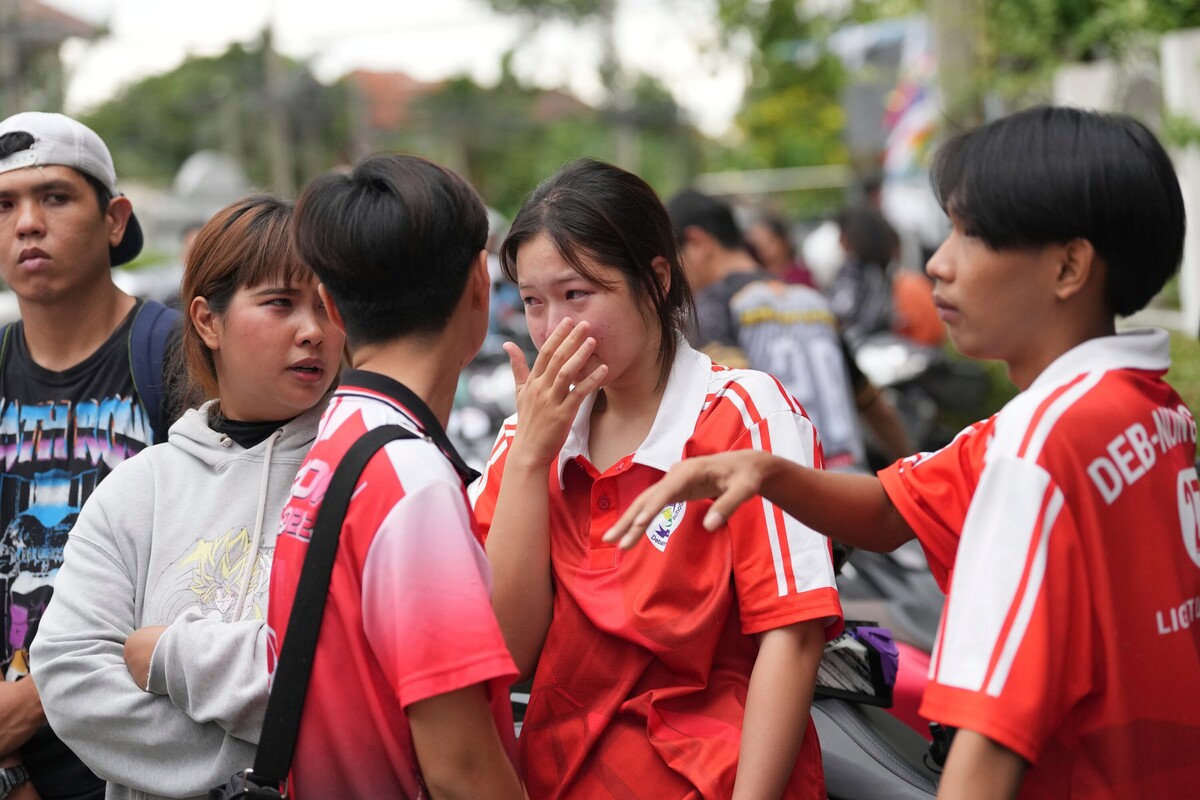 Autoridades resguardan la Escuela Debsirin, en Nonthaburi |  Foto: AP