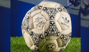 El balón de la 'Mano de Dios', gol anotado por Diego Maradona en el Mundial 1986, será subastado en EU; esperan que supere los 10 millones de dólares.