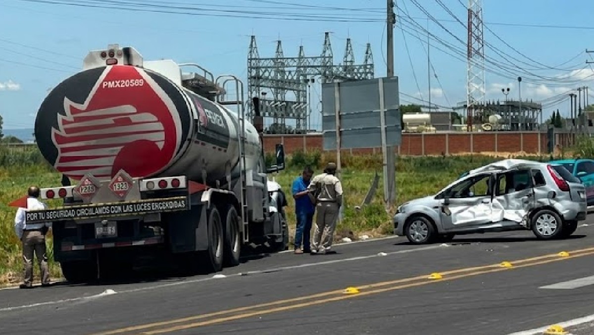 Carretera Irapuato-Huanímaro: Pipa de Pemex embiste automóvil | Redes sociales