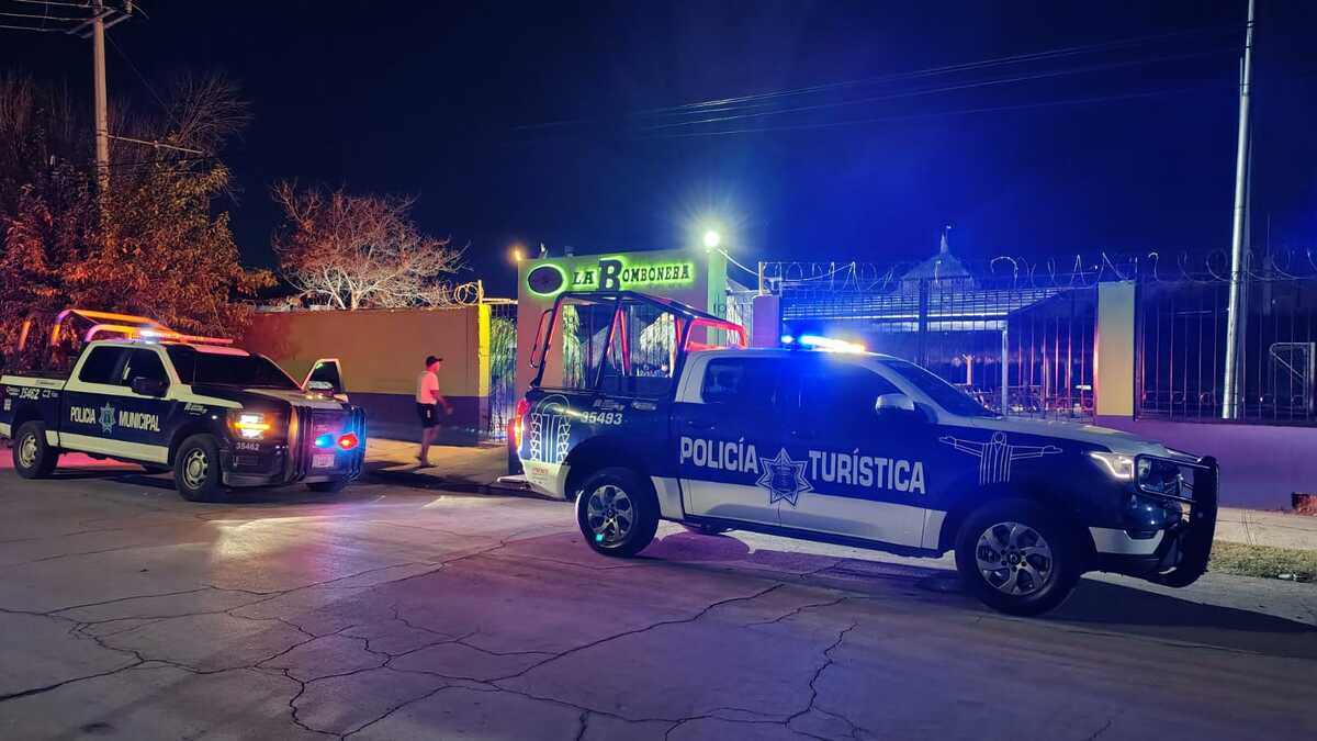 Clausuran canchas de fútbol luego de que las autoridades detectaron que el establecimiento vendía cerveza para llevar. | Alejandro Escobedo