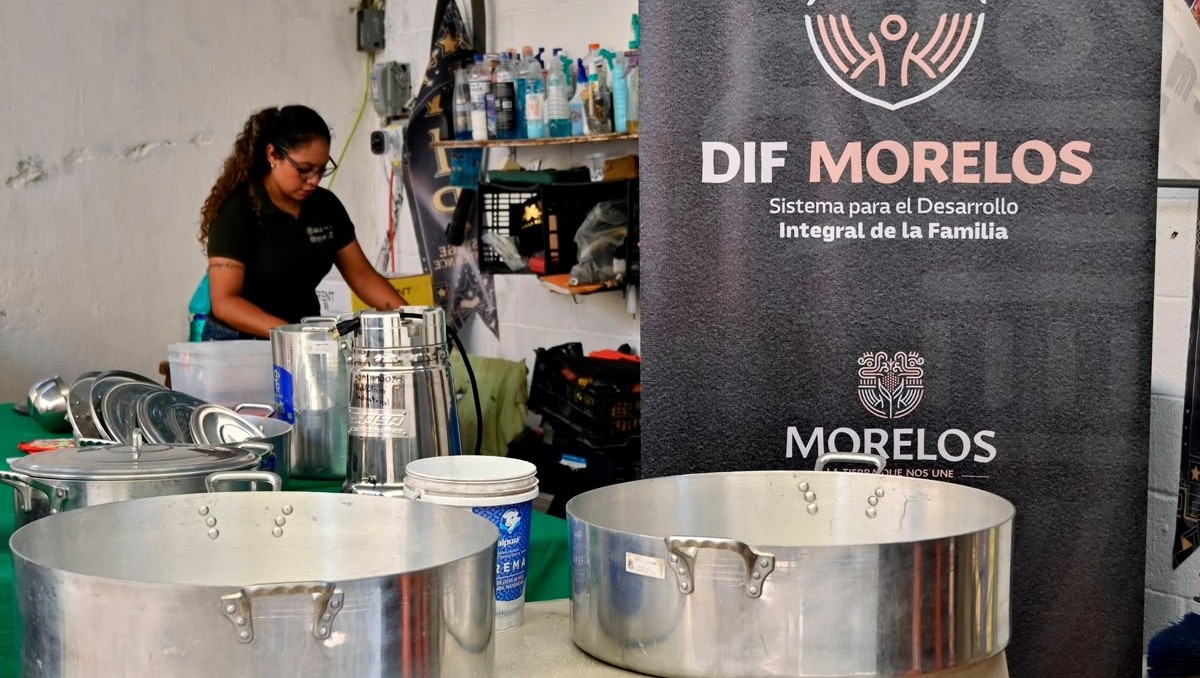 DIF Morelos opera un comedor comunitario para brindar alimentación continua a los vecinos y brigadistas. | Foto: Especial