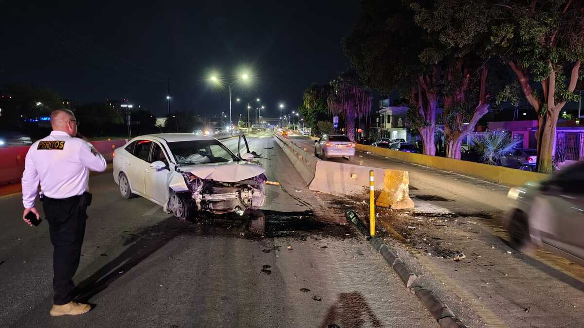 Hombre destruye su automóvil al chocar con un muro de contención en Torreón. (Foto: Alejandro Escobedo)